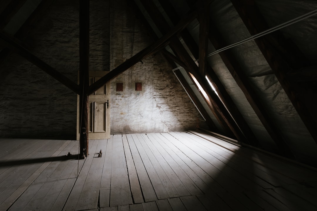 découvrez des idées et conseils pratiques pour optimiser l’aménagement d’une chambre sous les combles. maximisez l’espace et la luminosité de votre pièce mansardée avec des solutions adaptées à tous les styles.
