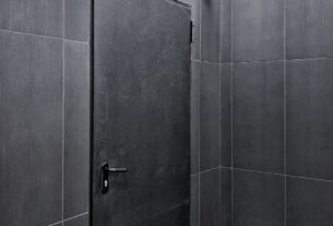 optimisez votre salle de bain grâce à des astuces d'aménagement et des conseils pratiques pour gagner de la place, organiser vos rangements et créer un espace fonctionnel et agréable.