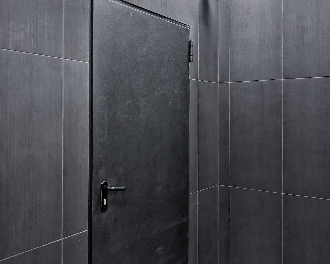 optimisez votre salle de bain grâce à des astuces d'aménagement et des conseils pratiques pour gagner de la place, organiser vos rangements et créer un espace fonctionnel et agréable.