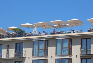 découvrez tout ce qu’il faut savoir sur l’aménagement et l’entretien d’une roof terrace : idées de décoration, conseils pratiques et inspirations pour profiter pleinement de votre espace extérieur sur le toit.