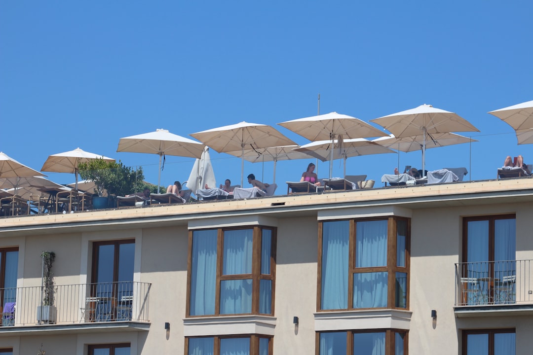 découvrez tout ce qu’il faut savoir sur l’aménagement et l’entretien d’une roof terrace : idées de décoration, conseils pratiques et inspirations pour profiter pleinement de votre espace extérieur sur le toit.