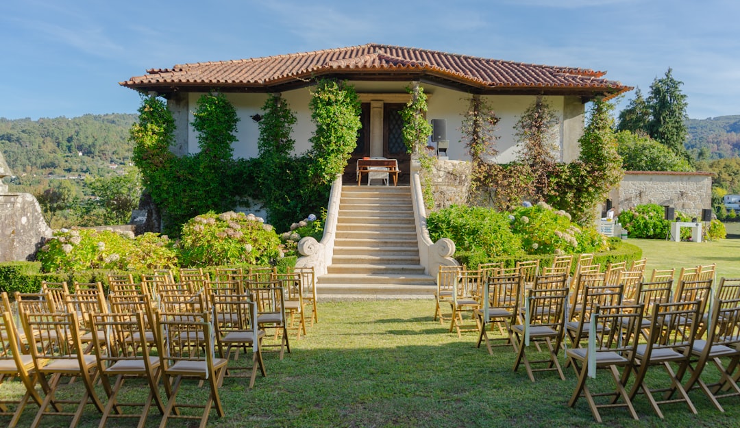 découvrez nos idées élégantes et créatives pour la décoration de chaises de mariage, afin d'ajouter une touche unique et raffinée à votre cérémonie.