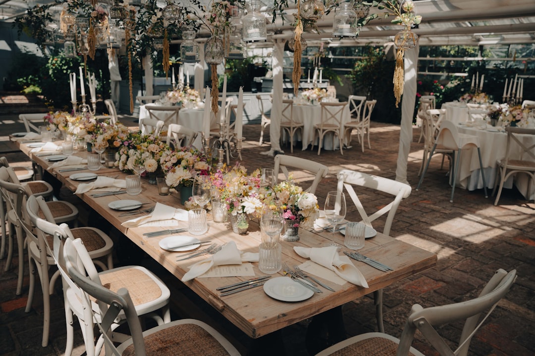découvrez des idées élégantes et créatives pour la décoration de chaises de mariage, afin d'embellir votre cérémonie avec style et originalité.