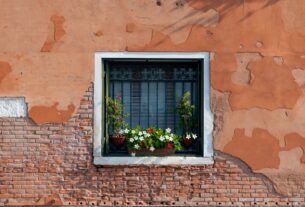 découvrez des idées inspirantes pour décorer votre rebord de fenêtre et apporter une touche de style unique à votre intérieur. transformez facilement vos fenêtres avec nos conseils déco adaptés à tous les goûts !
